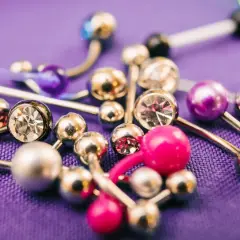 Snake eye piercing: Dlaczego eksperci odradzają? Poznaj ryzyka