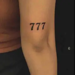 Tatuaż 777: Symbolika od aniołów po jackpot. Co oznacza?