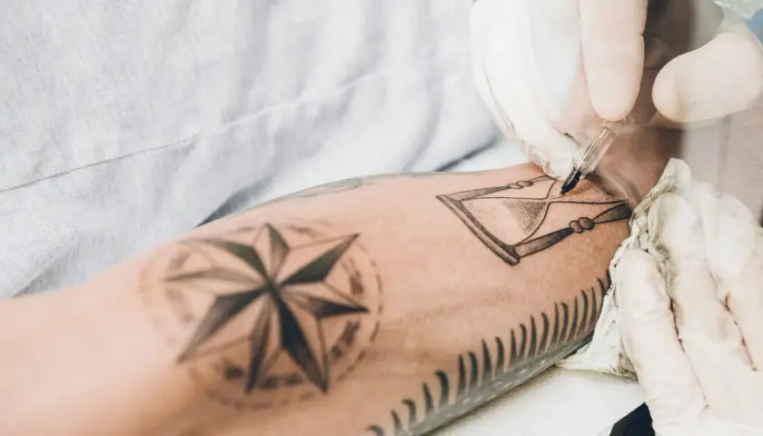 Tatuaż opaska męska: Co oznacza? Symbolika, style i mity