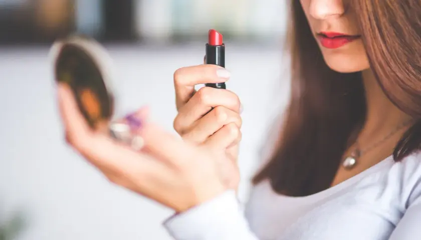 Jak złagodzić ból i opuchliznę po powiększeniu ust? Porady
