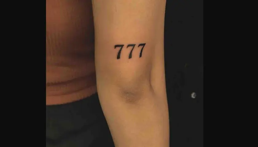 Tatuaż 777: Symbolika od aniołów po jackpot. Co oznacza?