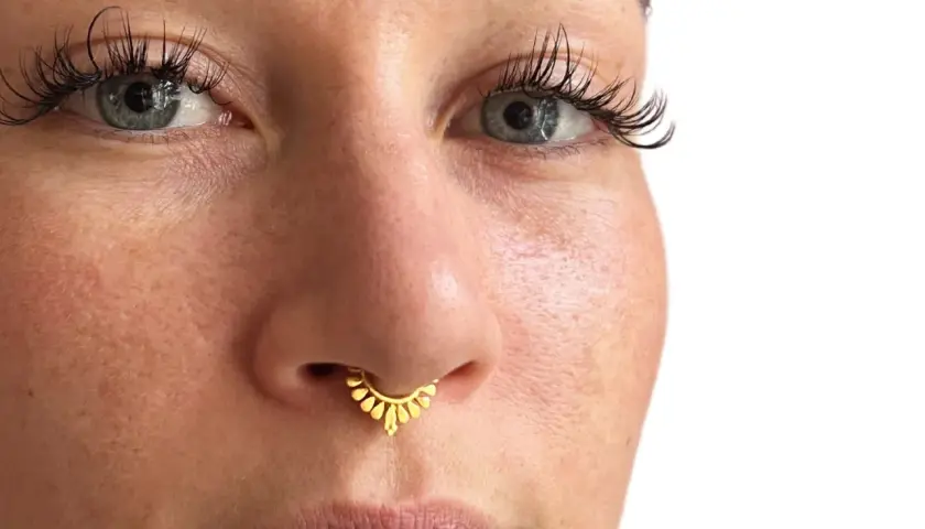 Piercing co to znaczy? Poznaj definicję, historię i zasady bezpieczeństwa.