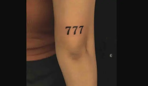 Tatuaż 777: Symbolika od aniołów po jackpot. Co oznacza?